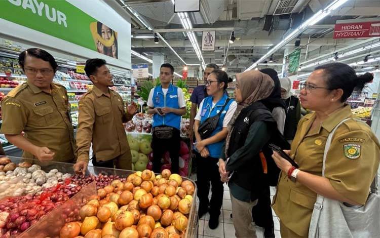 Kepala Bidang Ketahanan Pangan Distanketpang Palangka Raya Yusianto saat melakukan pengecekan pangan di Hypermart Palangka Raya, Rabu, 11 Februari 2026. (Foto : IST)