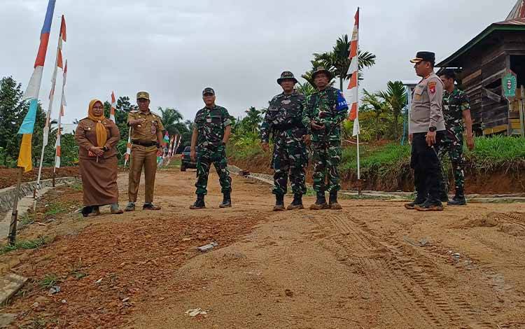 Meninjau pembangunan siring di Desa Tribuana menjadi salah satu sasaran TMMD ke-127 Kodim 1015 Sampit, Selasa, 10 Februari 2026. (FOTO: DEWIP)