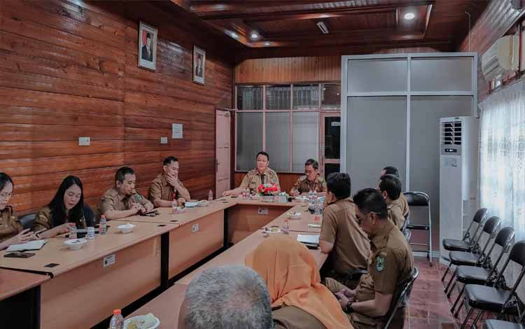 Rapat koordinasi penataan bangunan dan relokasi pedagang pasar yang berada di kawasan Jalan Jenderal Sudirman dan Jalan Kartini, Kuala Kapuas, bertempat di Ruang Rapat DPPKUKM Kab. Kapuas, Senin, 9 Februari 2026. (FOTO: Diskominfo Kps)