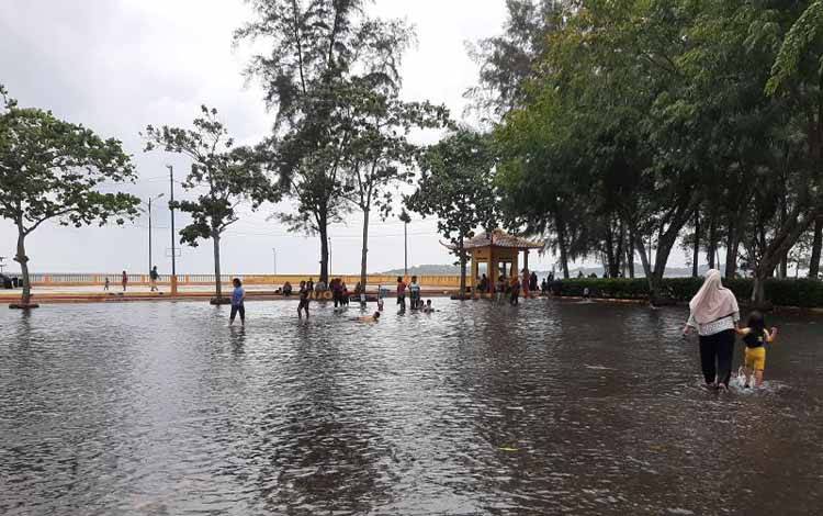 Ilustrasi. Banjir rob melanda kawasan pesisir Senggarang, Kota Tanjungpinang, Kepri pada awal tahun 2026. ANTARA/Ogen