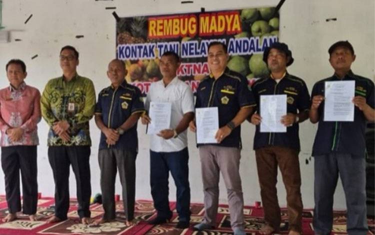 Kepala Distanketpang Palangka Raya Sugiyanto saat menghadiri kegiatan rembug madya KTNA. (Foto : IST)