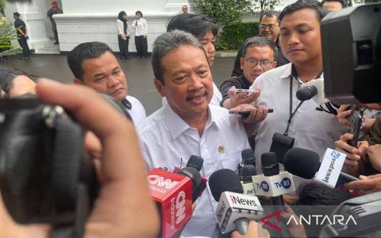 Menteri Kelautan dan Perikanan Sakti Wahyu Trenggono menjawab pertanyaan wartawan di Kompleks Istana Kepresidenan, Jakarta, Kamis (12/2/2026). (ANTARA/Fathur Rochman)