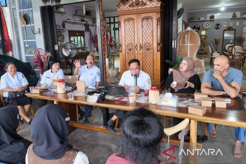 Koordinator Tim Kreatif Disparbudpora Kota Palangka Raya yang juga pegiat media sosial, Taufik Irawan (tiga kanan) saat didampingi pengusaha asal Selandia Baru, Rodney Taua beserta istrinya Hairunnisa (kanan) dan Kepala Bidang Industri Dinas Perdagangan, Koperasi, UKM dan Perindustrian Kota Palangka Raya, Margalis (tiga kiri) saat kegiatan sosialisasi dan pelatihan IKM yang digelar di Gallery Lifestyle Nusantara di Palangka Raya, Rabu (11/2/2026). ANTARA/Nano Ridhansyah.