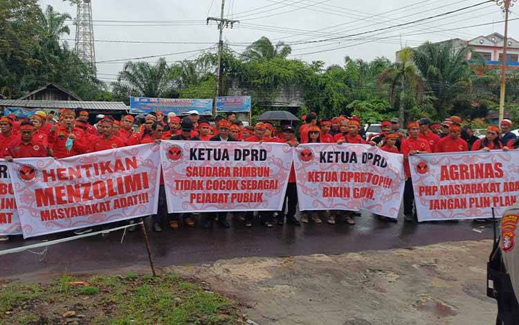 Aksi demo Tantara Lawung Adat Mandau Talawang di depan Kantor DPRD Kotawaringin Timur, Jumat, 13 Februari 2026. (FOTO: DEWIP)