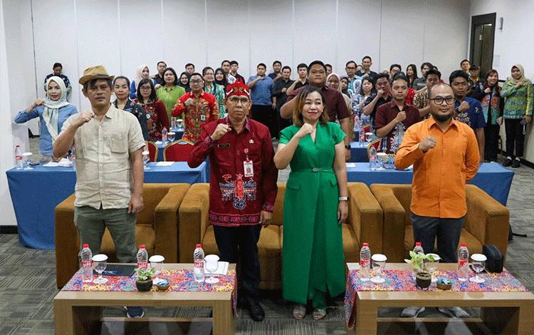 Foto bersama saat rangkaian pelatihan Sastra Citra Abadi (SCA) Borneo Education yang digelar di Luwansa Hotel Palangka Raya. (FOTO: DISKOMINFOSANTIK KALTENG/FRY)