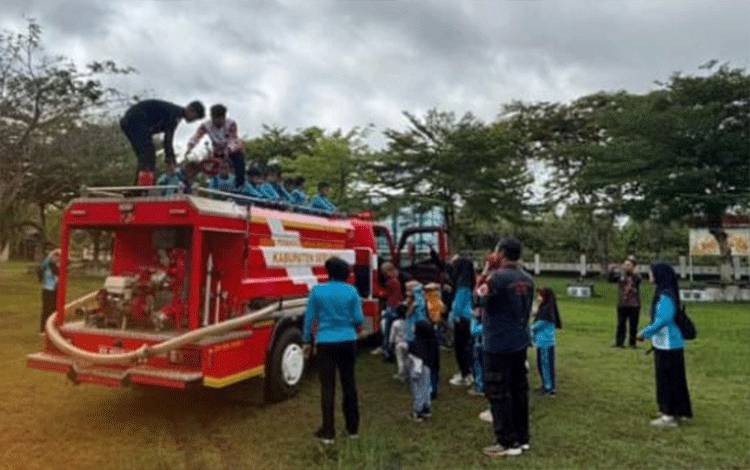 Peserta didik TK Darul Amin dan KB Darul Amin Kuala Pembuang saat dikenalkan berbagai peralatan yang dimiliki BPBD Seruyan. ( Foto : Ist)