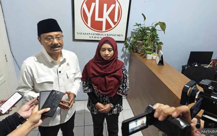 Menteri Sosial Saifullah Yusuf bersama Ketua Yayasan Lembaga Konsumen Indonesia (YLKI) Niti Emiliana memberikan keterangan terkait penonaktifan peserta Penerima Bantuan Iuran Jaminan Kesehatan Nasional di Kantor YLKI Jakarta, Jumat (13/2/2026) ANTARA/M Riezko Bima Elko Prasetyo