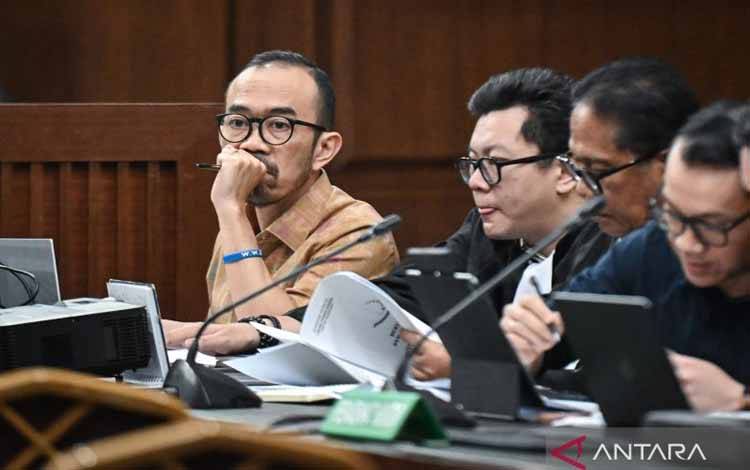 Terdakwa kasus dugaan korupsi tata kelola minyak mentah Riva Siahaan (kiri) mendengarkan keterangan saksi saat sidang lanjutan di Pengadilan Tipikor, Jakarta Pusat, Selasa (3/2/2026). Agenda sidang tersebut untuk mendengarkan keterangan saksi yang dihadirkan Jaksa Penuntut Umum (JPU). ANTARA FOTO/Sulthony Hasanuddin/bar