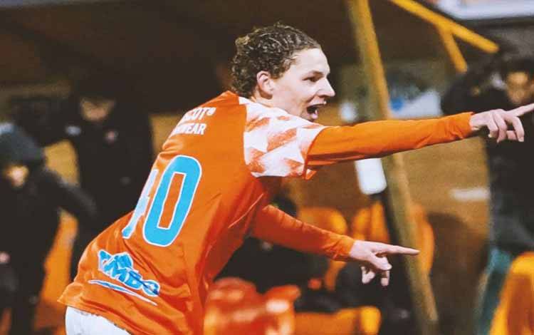 Gelandang FC Volendam Robin van Cruijsen merayakan keberhasilannya mencetak gol ke gawang PSV pada pertandingan Liga Belanda di Stadion Kras, Volendam, Jumat (13/2/2026) waktu setempat. (x.com/fcvolendam)