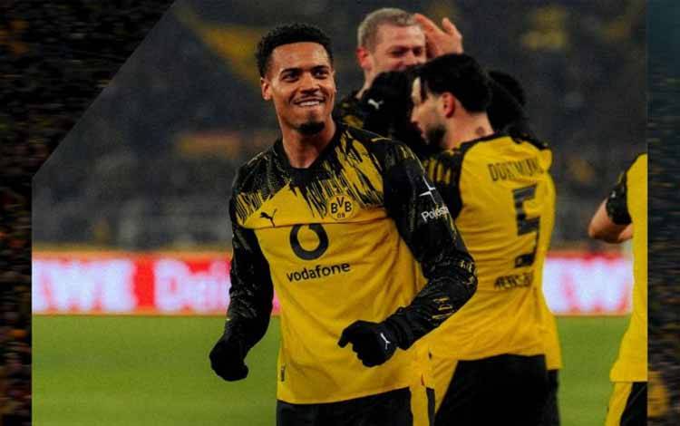 Gelandang Felix Nmecha merayakan keberhasilan Borussia Dortmund membobol gawang Mainz pada pertandingan Liga Jerman di Stadion Signal Iduna Park, Dortmund, Jumat (13/2/2026) waktu setempat. (x.com/BVB)