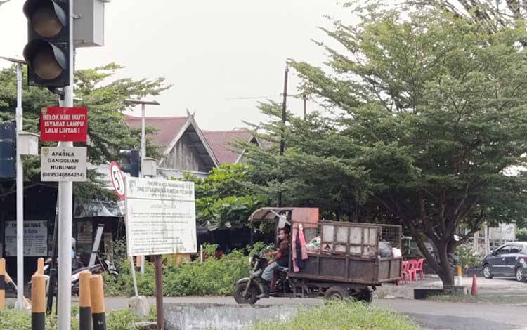 Kendaraan roda tiga pengangkut sampah rumah tangga di Kota Palangka Raya. (Foto: MARINI)