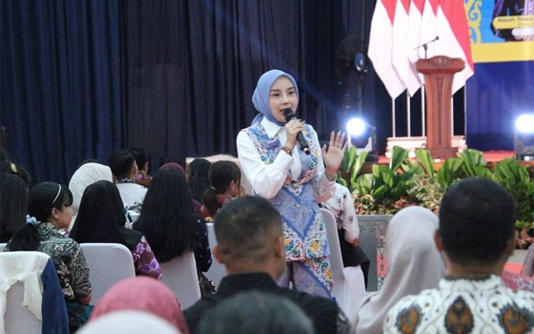 Ketua Dekranasda Kalteng Aisyah Thisia Agustiar Sabran saat Seminar Akademik Universitas Terbuka Palangka Raya Tahun 2026. (FOTO:RDN)