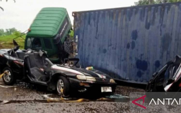 Kecelakaan lalu lintas melibatkan truk kontainer dengan mobil sedan di Karawang. (ANTARA/Ali Khumaini)