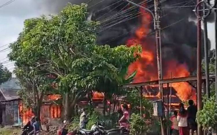 Situasi TKP saat kebakaran pertama kali dilaporkan di Jalan Pintas Sambangan, wilayah Liang Anggang, Kecamatan Bati-Bati, Kabupaten Tanah Laut, Selasa, 17 Februari 2026. (FOTO: Rescue Bjm)