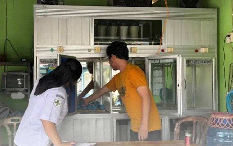 UPTD Puskesmas Bukit Hindu saat melaksanakan inspeksi kesehatan lingkungan terhadap depo air minum isi ulang di wilayah kerjanya. (Foto: MARINI)