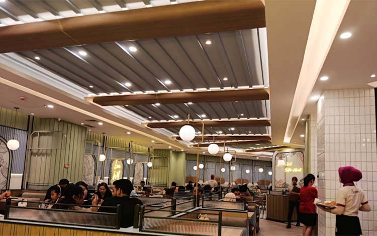 Pengunjung memadati area kuliner Duta Mall Palangka Raya saat perayaan Tahun Baru Imlek 2026, Selasa, 17 Februari 2026. (Foto: MARINI)