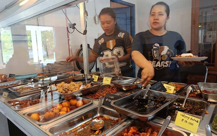 Aktivitas pelayan menyajikan makanan di salah satu warung makan di Kota Palangka Raya. (Foto: MARINI)