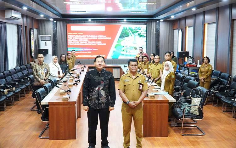 OJK Kalteng dan TPAKD Wilayah Timur menggelar rapat pleno penyusunan program kerja tahun 2026. (FOTO: Istimewa)