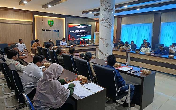 Proses pihak ulayat dan kelompok tani dengan PT Bartim Coalindo terkait jalur hauling perusahaan, Rabu, 18 Februari 2026. (FOTO: AGUSTINUS BOLE MALO)