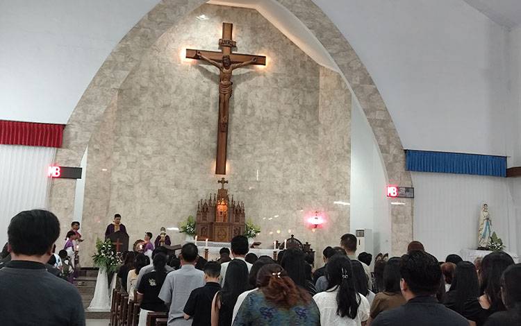 Pastor Andreas Jimmy Niman menyampaikan Homili dalam Misa Rabu Abu di Katedral Santo Maria pada Rabu malam, 18 Februari 2026. (FOTO: TESTI PRISCILLA)
