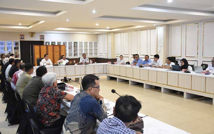Pemerintah Kabupaten Kapuas menggelar Rapat Koordinasi (Rakor) perusahaan di sektor kehutanan yang beroperasi di wilayah Kapuas, Rabu, 18 Februari 2026 di Ruang Rapat Rujab Bupati Kapuas. (FOTO: Diskominfo Kps)