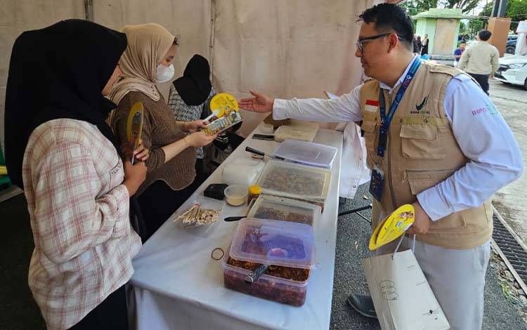 Petugas BBPOM Palangka Raya membagikan leaflet 5 Kunci Keamanan Pangan kepada pedagang dan pengunjung Pasar Ramadan Datah Manuah. (Foto: PATHUR)