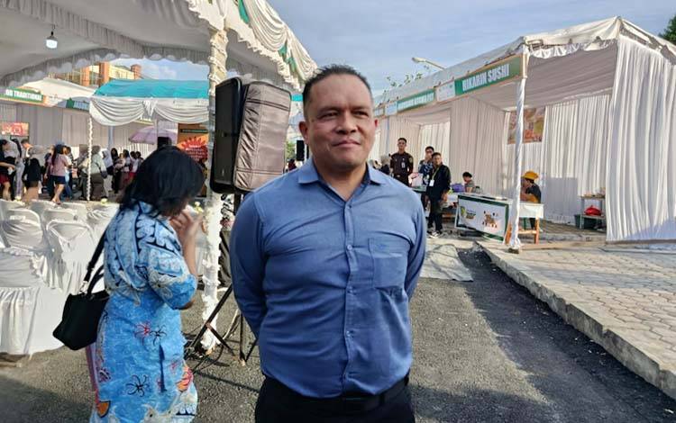Anggota Komisi II DPRD Kota Palangka Raya, Khemal Nasery ketika berada di Pasar Ramadan. (Foto: MARINI)