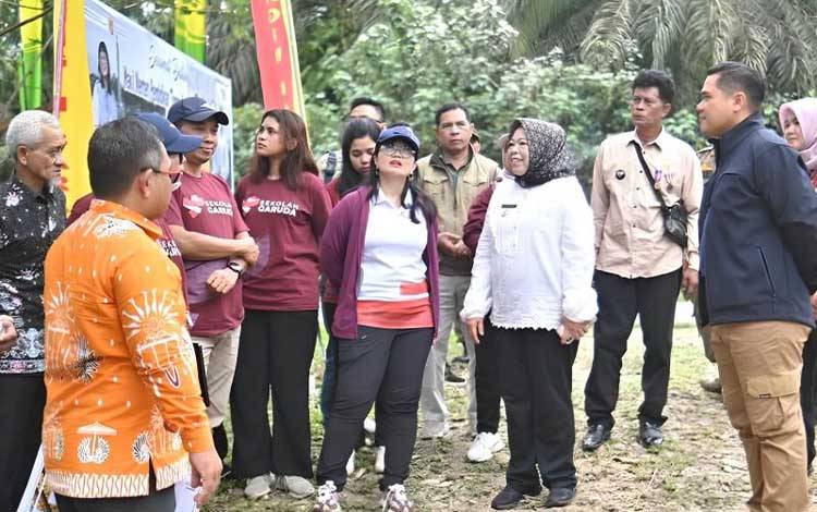 Wakil Menteri Pendidikan Tinggi, Sains, dan Teknologi RI, Stella Christie (tengah bertopi) didampingi Bupati Kotawaringin Barat, Nurhidayah, beserta jajaran pemerintah daerah, saat mengunjungi calon lokasi pembangunan Sekolah Unggul Garuda di Desa Makarti Jaya, Kecamatan Pangkalan Lada. ANTARA/HO-PLN UID Kalselteng