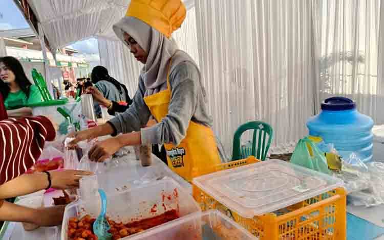 Aktivitas pedagang saat membungkus makanan menggunakan platik untuk pembeli di Pasar Ramadan Datah Manuah Palangka Raya. (FOTO: MARINI)