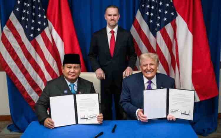 Presiden RI Prabowo Subianto (kiri) dan Presiden Amerika Serikat (kanan) Donald Trump mendatangani perjanjian perdagangan timbal balik di Washington DC, Amerika Serikat, Kamis (19/2/2026). (ANTARA/HO-Sekretariat Kabinet)