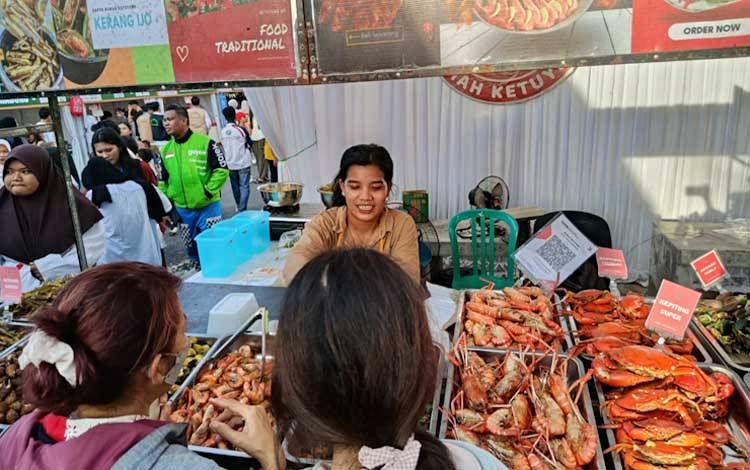 Aktivitas jual beli di Pasar Ramadan Palangka Raya, Sabtu, 21 Februari 2026. (Foto: MARINI)