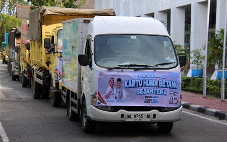 Pendistribusian bantuan sosial kartu huma betang sejahtera. (FOTO: IKSN)