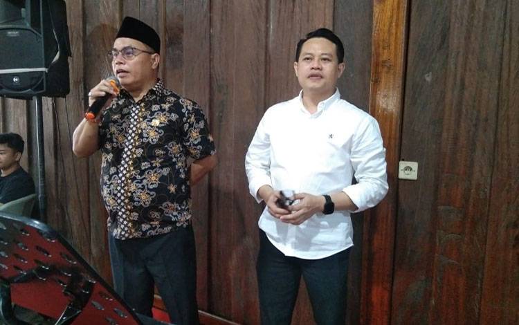 Anggota DPRD Kalteng Amonius Tuyum (kiri) saat melakukan reses di daerah Bartim (Foto : IST)