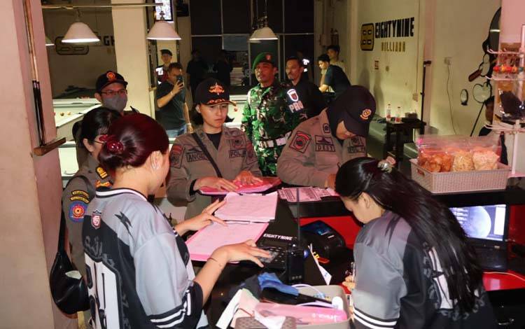 Tim gabungan Satpol PP Palangka Raya saat melakukan pengawasan terhadap usaha hiburan pada bulan ramadan di Eighty Nine Biliard (Foto : IST)