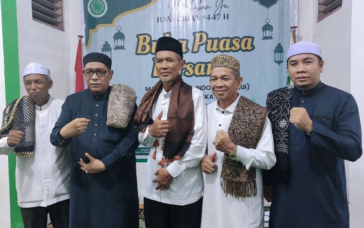 Foto bersama saat rangkaian buka bersama di MUI Palangka Raya. (FOTO: HERMAWAN)