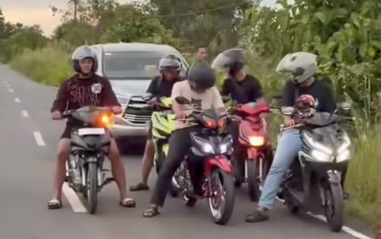 Penertiban aksi balap liar di kawasan Jalan Kecamatan Bataguh, Minggu, 22 Februari 2026. (FOTO: Satlantas Polres Kps)