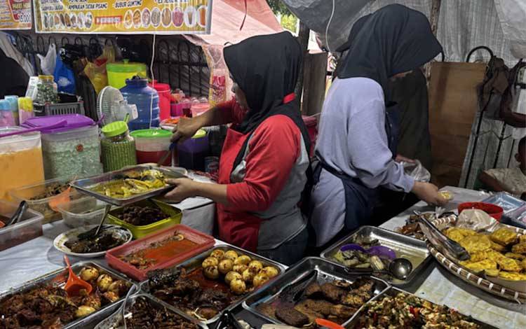 Aneka makanan rumahan yang dijual di Pasar Ramadan Kota Palangka Raya. (Foto: MARINI)