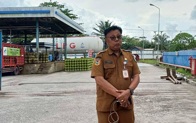 Kepala Dinas Koperasi, UKM, Perindustrian dan Perdagangan Kotawaringin Timur Johny Tangkere saat sidak di SPBE Pelangsian, Senin, 23 Februari 2026. (FOTO: DEWI)
