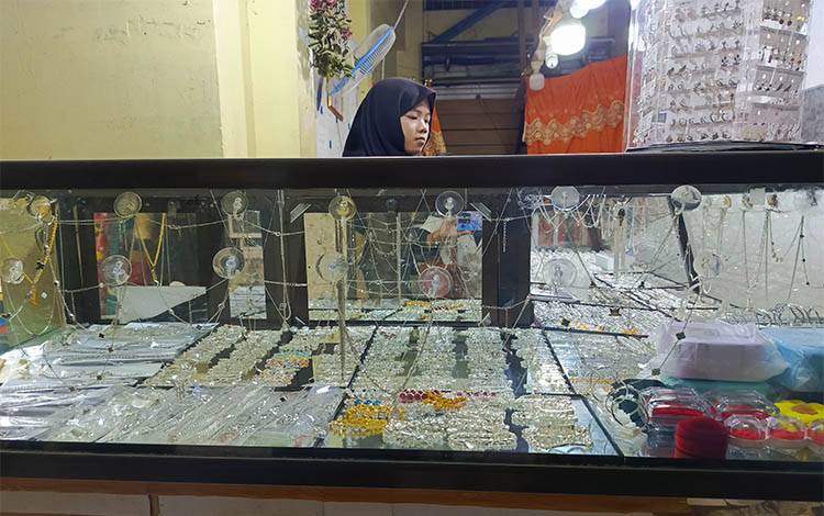 Perhiasan perak yang terpampang di Pasar PPM Sampit, Selasa, 24 Februari 2026. (FOTO:?DEVI)