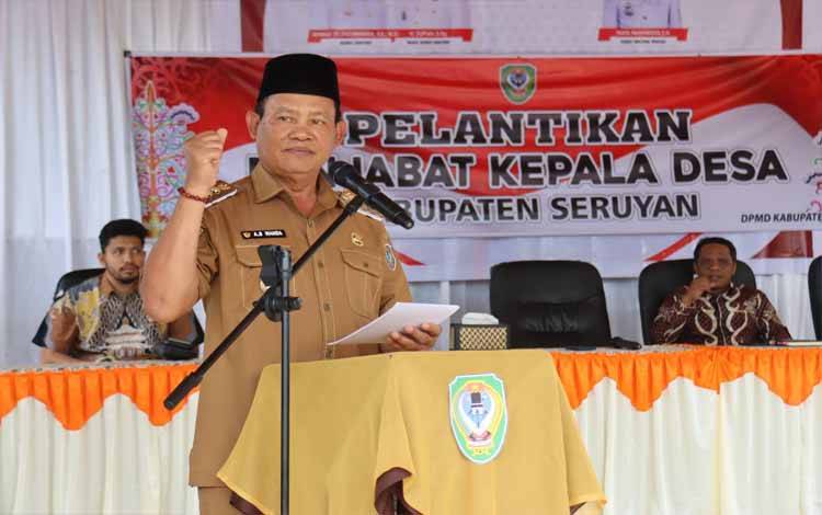 Bupati Seruyan Ahmad Selanorwanda saat memberi arahan pada pelantikan Pj Kades di Seruyan Tengah ( Foto ; Ist)