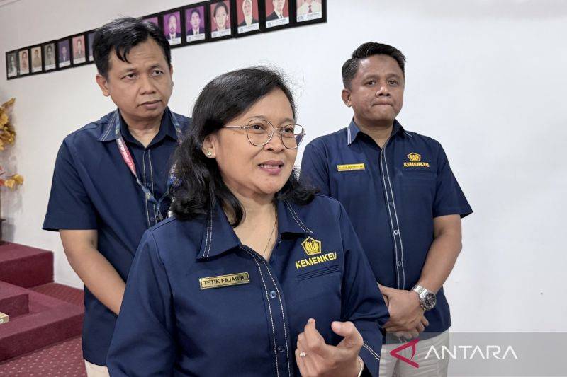 Kepala Kanwil DJKN Kalselteng Tetik Fajar Ruwandari (tengah) memberikan keterangan seusai publikasi fiskal daerah di Banjarmasin, Kalimantan Selatan, Rabu (25/2/2026). (ANTARA/Tumpal Andani Aritonang)