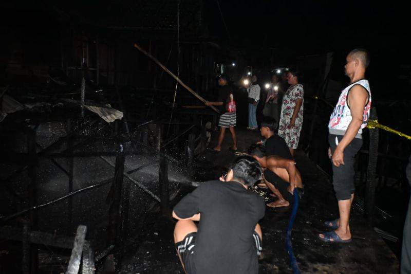 Dokumentasi. Warga berada di kawasan kebakaran di Kelurahan Pahandut, Palangka Raya yang terjadi pada Minggu (22/2). ANTARA/Rendhik Andika