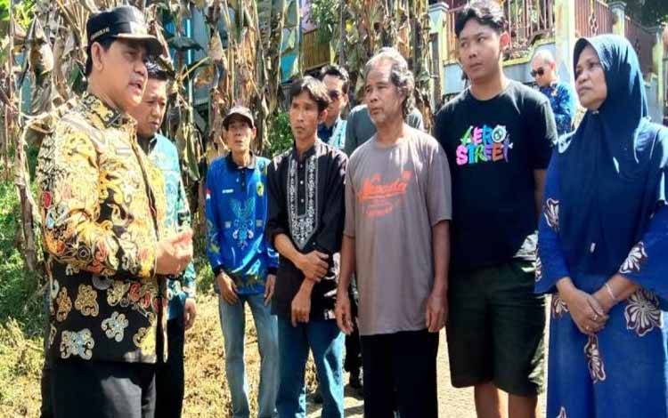Bupati Barito Utara Shalahuddin (kiri) didampingi Wakil Bupati Felix Sonadi Y Tingan (kedua kiri), Sekda Muhlis, Asisten Sekda serta sejumlah kepala perangkat daerah meninjau lokasi kebakaran di Jalan Aisyiah Indah RT 30, Kelurahan Lanjas, Muara Teweh Kamis (26/2/2026). ANTARA/Dokumen Pribadi