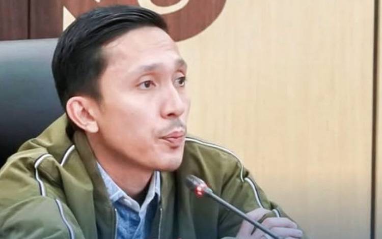 Kepala Diskominfosantik Kalteng, Rangga Lesmana saat percepatan snkronisasi data penerima manfaat Kartu Huma Betang Sejahtera. (FOTO:? DISKOMINFOSANTIK KALTENG)