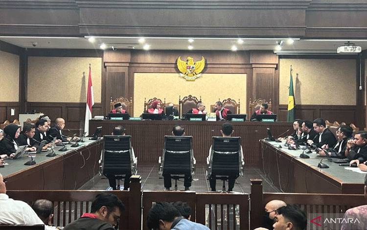 Tiga terdakwa kasus dugaan korupsi tata kelola minyak mentah dalam sidang pembacaan putusan majelis hakim, di Pengadilan Tipikor pada PN Jakpus, Kamis (26/2/2026). (ANTARA/Agatha Olivia Victoria)