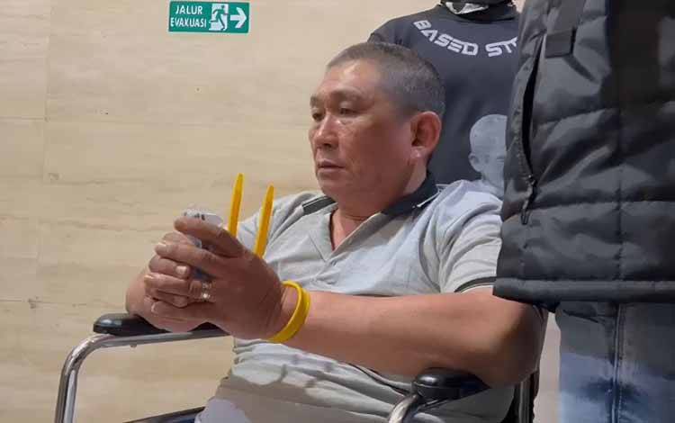 Terduga bandar narkoba bernama Erwin alias Koko Erwin digiring ke dalam Gedung Bareskrim Polri, Jakarta, Jumat (27/2/2026). (ANTARA/HO-Dokumentasi pribadi)