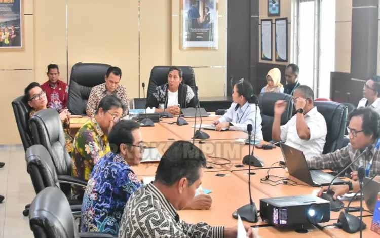 Wakil Wali Kota Palangka Raya, Achmad Zaini saat mengikuti rapat koordinasi peningkatan drainase kawasan bandara. (FOTO: HUMAS)