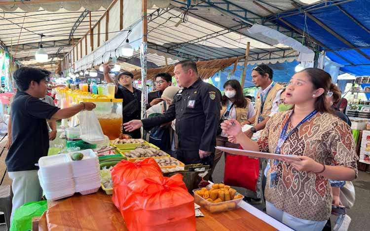 BPOM Palangka Raya saat melakukan peninjauan langsung kelapangan di Pasar Ramadan (Foto:MARINI)