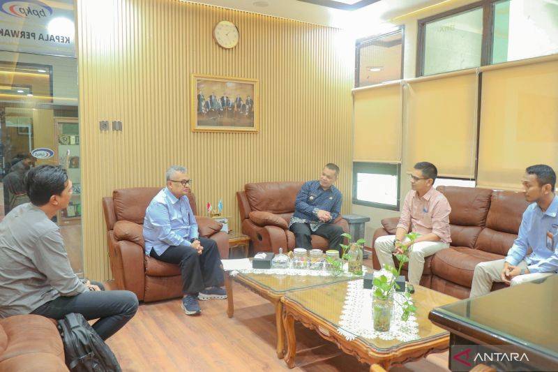 Kepala BPKP Kalbar menerima kunjungan kerja Bupati Kayong Utara di ruang kerjanya. ANTARA/Rendra Oxtora