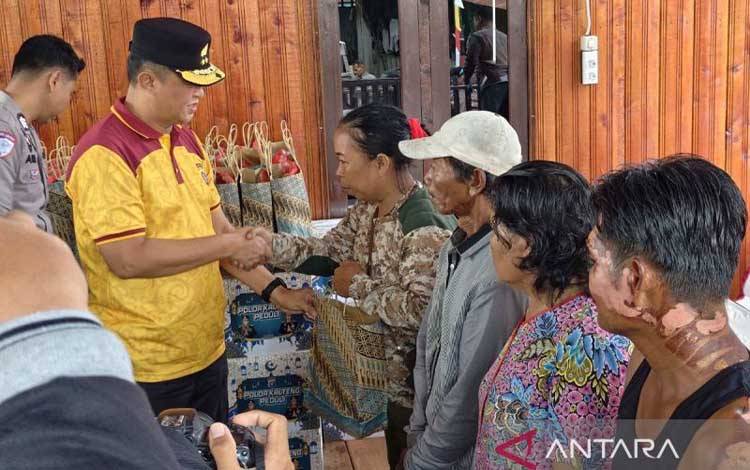 Kapolda Kalteng, Irjen Pol Iwan Kurniawan, pada saat memberikan bantuan kepada salah seorang korban kebakaran di Jalan Mendawai, Kota Palangka Raya, Jumat (27/2/2026). (ANTARA/Rajib Rizali)